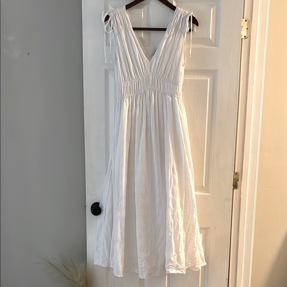 Madewell Dresses & Skirts - Madewell White V-Neck Sleeveless Dress